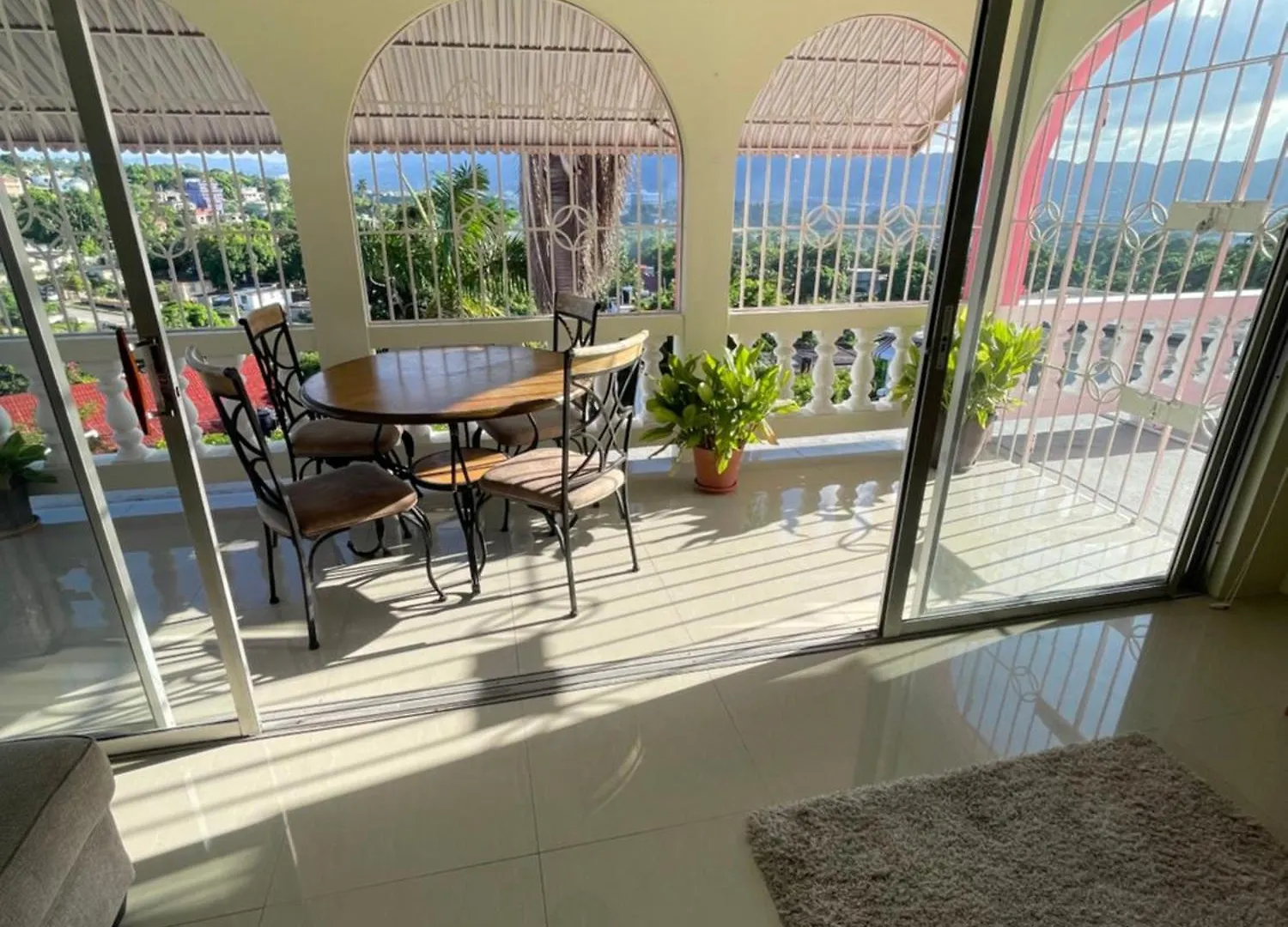 בית הארחה מונטגו ביי Three Palm Villa